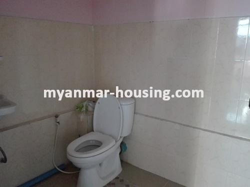 မြန်မာအိမ်ခြံမြေ - ငှားရန် property - No.3723 - လှည့်တန်းလမ်းဆုံနားတွင် အပေါ်ဆုံးလွှာကွန်ဒိုတိုက်ခန်းငှါးရန်ရှိသည်။compound bathroom view