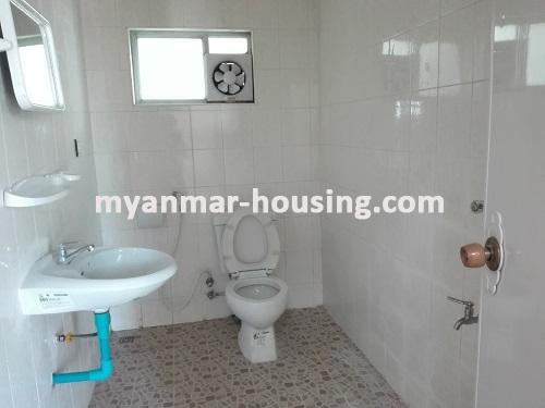 မြန်မာအိမ်ခြံမြေ - ငှားရန် property - No.3724 - လှည့်တန်းလမ်းဆုံနားတွင် ကွန်ဒိုတိုက်ခန်းငှါးရန်ရှိသည်။master bedroom bathroom view