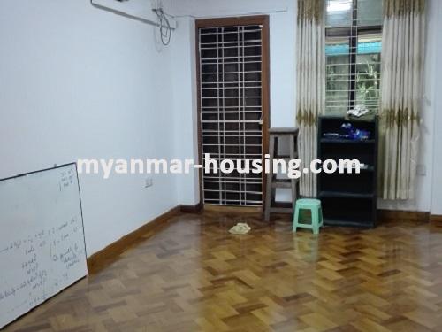 မြန်မာအိမ်ခြံမြေ - ငှားရန် property - No.3751 - ကမာရွတ်တွင် အခန်းကောင်းတစ်ခန်း ငှားရန်ရှိသည်။View of the living room