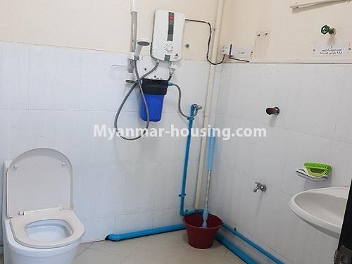 မြန်မာအိမ်ခြံမြေ - ငှားရန် property - No.3789 - Hledan Center Condo တွင် အခန်းကောင်းတစ်ခန်း ဌားရန် ရှိပါသည်။View of the Toilet and bathroom