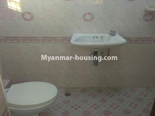 မြန်မာအိမ်ခြံမြေ - ငှားရန် property - No.3796 - တာမွေမြို့နယ်ရှိ ရွေှချမ်းသာကွန်ဒိုတွင် အခန်းကောင်းတစ်ခန်းဌားရန် ရှိပါသည်။View of the Toilet and Bathroom