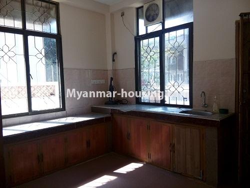 မြန်မာအိမ်ခြံမြေ - ငှားရန် property - No.3803 - မရမ်းကုန်းမြို့နယ်တွင် လုံးချင်းတစ်လုံးဌားရန် ရှိပါသည်။View of Kitchen room