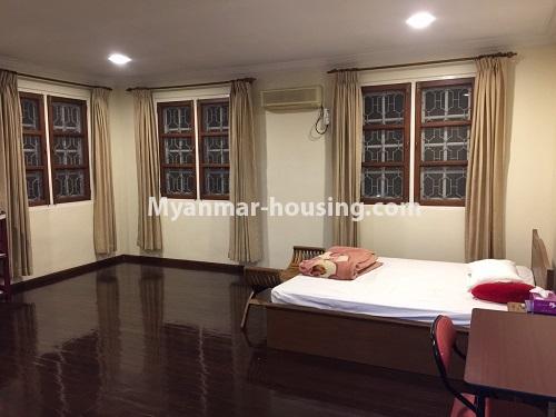 မြန်မာအိမ်ခြံမြေ - ငှားရန် property - No.3809 - ဗဟန်း မြန်မာပလာဇာအနီး ဆိတ်ငြိမ်ရပ်ကွက်တွင် လုံးချင်းအိမ် ငှားရန်ရှိသည်။  - downstairs living room view