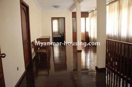 မြန်မာအိမ်ခြံမြေ - ငှားရန် property - No.3809 - ဗဟန်း မြန်မာပလာဇာအနီး ဆိတ်ငြိမ်ရပ်ကွက်တွင် လုံးချင်းအိမ် ငှားရန်ရှိသည်။ upstairs living room view