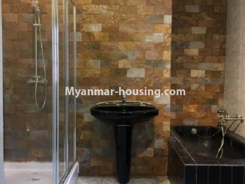 မြန်မာအိမ်ခြံမြေ - ငှားရန် property - No.3809 - ဗဟန်း မြန်မာပလာဇာအနီး ဆိတ်ငြိမ်ရပ်ကွက်တွင် လုံးချင်းအိမ် ငှားရန်ရှိသည်။ one bathroom view
