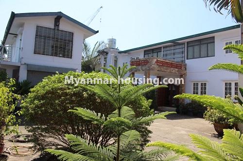 Myanmar real estate - for rent property - No.3809 - Landed house in quiet place near Myanmar Plaza for rent in Bahan! - garage, house and yard view