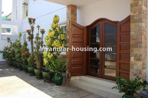မြန်မာအိမ်ခြံမြေ - ငှားရန် property - No.3809 - ဗဟန်း မြန်မာပလာဇာအနီး ဆိတ်ငြိမ်ရပ်ကွက်တွင် လုံးချင်းအိမ် ငှားရန်ရှိသည်။  - main entrance door