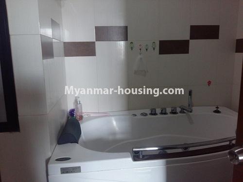 မြန်မာအိမ်ခြံမြေ - ငှားရန် property - No.3820 - Royal Yaw Min Gyi Condo တွင် အခန်းကောင်းဌားရန်ရှိပါသည်။View of the Bathroom