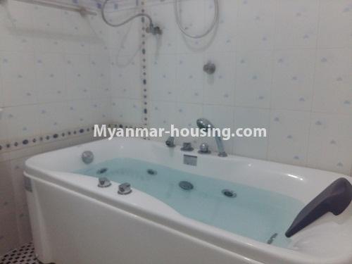 缅甸房地产 - 出租物件 - No.3821 - Standard decorated room for rent in Yaw Min Gyi Condo - View of Bathtub