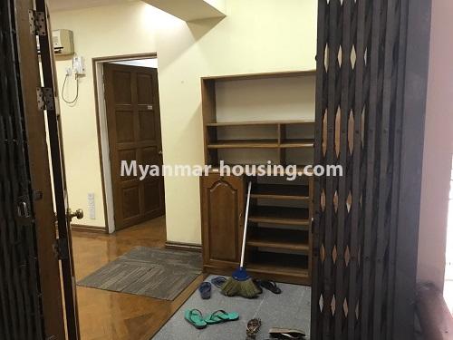 မြန်မာအိမ်ခြံမြေ - ငှားရန် property - No.3841 - ဗဟန်း၊ ပလဲကွန်ဒိုတွင် အခန်းငှားရန်ရှိသည်။main door