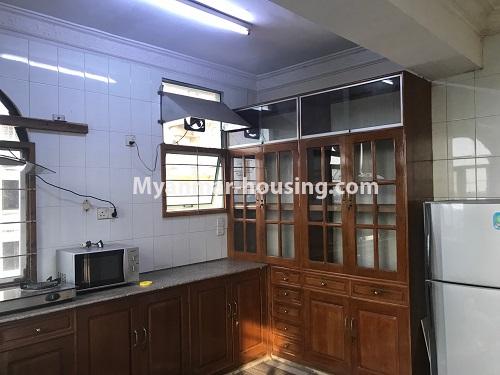 မြန်မာအိမ်ခြံမြေ - ငှားရန် property - No.3841 - ဗဟန်း၊ ပလဲကွန်ဒိုတွင် အခန်းငှားရန်ရှိသည်။kitchen view