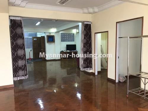 မြန်မာအိမ်ခြံမြေ - ငှားရန် property - No.3841 - ဗဟန်း၊ ပလဲကွန်ဒိုတွင် အခန်းငှားရန်ရှိသည်။link way to kitchen and living room