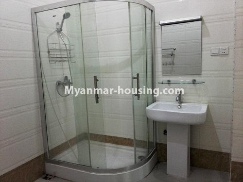 မြန်မာအိမ်ခြံမြေ - ငှားရန် property - No.3861 - ဒဂုံမြို့နယ်တွင် လုံးချင်းတစ်လုံး ဌားရန်ရှိပါသည်။View of the bathroom
