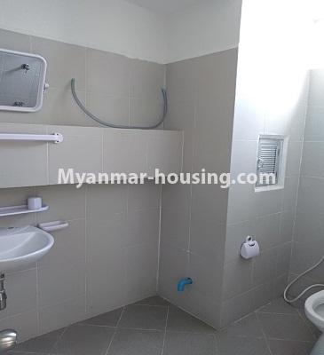 မြန်မာအိမ်ခြံမြေ - ငှားရန် property - No.3865 - လှိုင်မြို့နယ်တွင် အခန်းကောင်းတစ်ခန်း ဌားရန် ရှိပါသည်။View of the bathroom