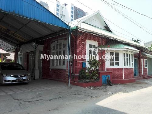 缅甸房地产 - 出租物件 - No.3868 - One Storey landed House for rent in Kamaryut Township. - View of the building