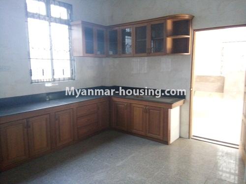 မြန်မာအိမ်ခြံမြေ - ငှားရန် property - No.3875 - ကမာရွတ်မြို့နယ်တွင် လုံးချင်းအိမ်တစ်လုံးဌားရန် ရှိပါသည်။View of Kitchen room
