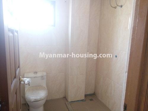 မြန်မာအိမ်ခြံမြေ - ငှားရန် property - No.3875 - ကမာရွတ်မြို့နယ်တွင် လုံးချင်းအိမ်တစ်လုံးဌားရန် ရှိပါသည်။View of the bathroom