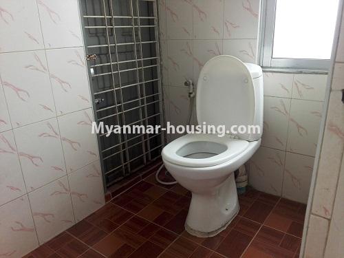 မြန်မာအိမ်ခြံမြေ - ငှားရန် property - No.3890 - ရှမ်းကုန်းကွန်ဒိုတွင် အခန်းတစ်ခန်းဌားရန် ရှိပါသည်။View of the Toilet and bathroom
