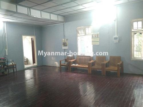 မြန်မာအိမ်ခြံမြေ - ငှားရန် property - No.3900 - လှိုင်မြို့နယ်တွင် လုံးချင်းအိမ်ငှါးရန်ရှိသည်။living room