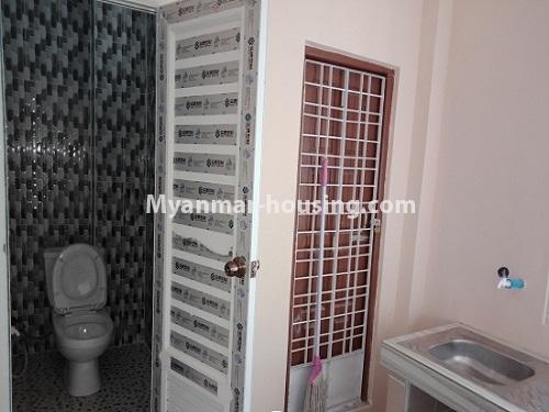 မြန်မာအိမ်ခြံမြေ - ငှားရန် property - No.3902 - ပုဇွန်တောင်မြို့နယ်တွင် အခန်းတစ်ခန်းဌားရန်ရှိပါသည်။View of the Toilet and Bathroom