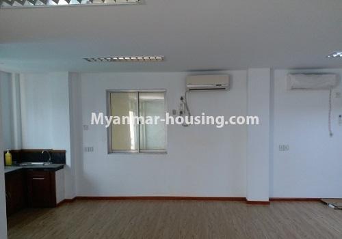 မြန်မာအိမ်ခြံမြေ - ငှားရန် property - No.3910 - ရှိုင်းကွန်ဒိုတွင် အခန်းကောင်းတစ်ခန်းဌားရန် ရှိပါသည်။View of the Living room
