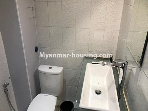 မြန်မာအိမ်ခြံမြေ - ငှားရန် property - No.3932 - အလုံတွင် အသင့်နေနိုင်သော ကွန်ဒိုတိုက်ခန်း ငှါးရန်ရှိသည်။toilet view