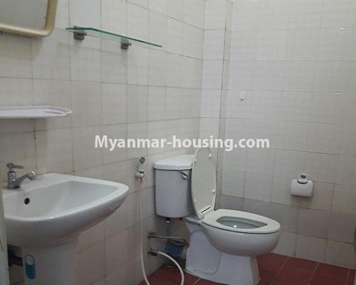 ミャンマー不動産 - 賃貸物件 - No.3949 - Landed house for rent in Mya Khua Nyo Housing - View of the toilet