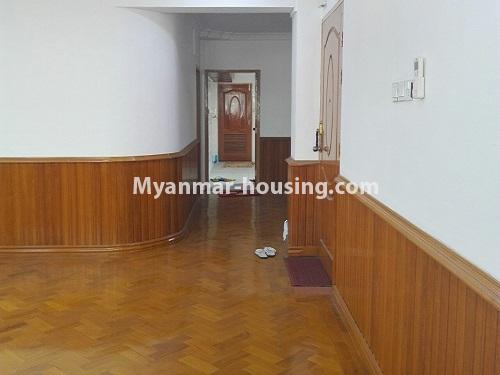 မြန်မာအိမ်ခြံမြေ - ငှားရန် property - No.3953 - ကြည့်မြင်တိုင်တွင် တိုက်ခန်းငှါးရန်ရှိသည်။entrance door and bedroom layout