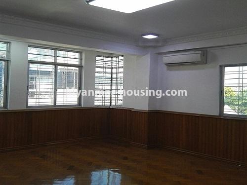 缅甸房地产 - 出租物件 - No.3953 - An apartment for rent in Kyeemyintdaing! - living room