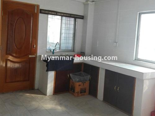 ミャンマー不動産 - 賃貸物件 - No.3953 - An apartment for rent in Kyeemyintdaing! - kitchen