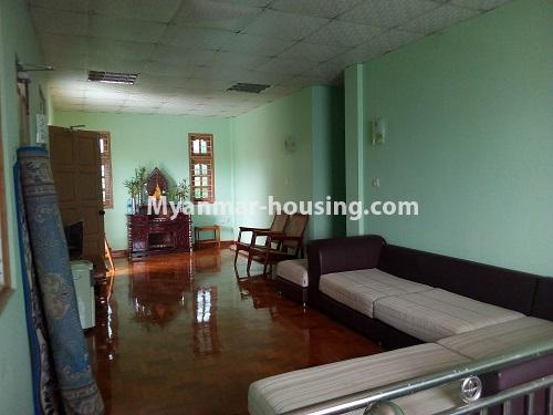 မြန်မာအိမ်ခြံမြေ - ငှားရန် property - No.3979 - မင်္ဂလာဒုံမြို့နယ်တွင် လုံးချင်းအိမ်ငှါးရန်ရှိသည်။ upstairs living room view