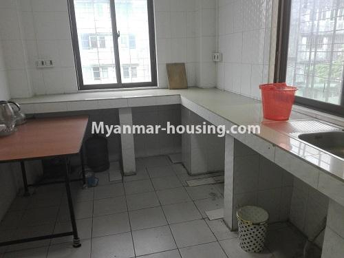 ミャンマー不動産 - 賃貸物件 - No.3983 - An apartment for rent in Kyeemyintdaing! - kitchen 