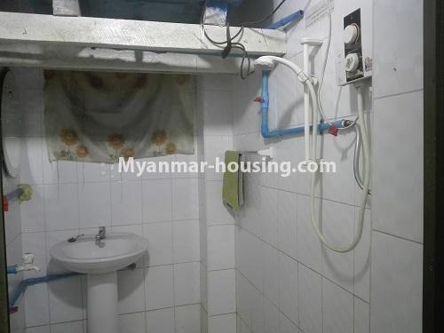 မြန်မာအိမ်ခြံမြေ - ငှားရန် property - No.3983 - ကြည့်မြင်တိုင်တွင် တိုက်ခန်းငှါးရန်ရှိသည်။bathroom