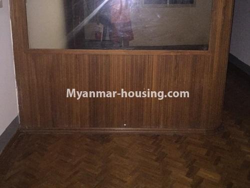 မြန်မာအိမ်ခြံမြေ - ငှားရန် property - No.3984 - မြို့ထဲတွင် တိုက်ခန်းငှါးရန်ရှိသည်။  - bedroom and living room
