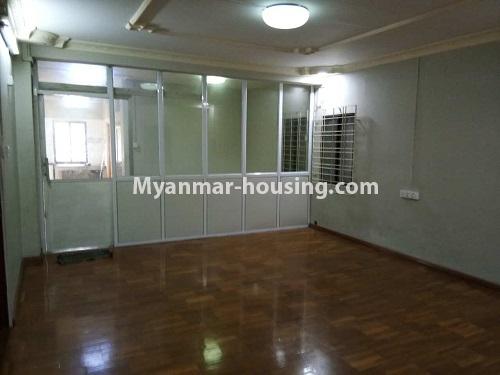 မြန်မာအိမ်ခြံမြေ - ငှားရန် property - No.3986 - မုဒိသာအိမ်ရာ(၂)တွင် ဈေးနှုန်းချိုသာသည့် အခန်းတစ်ခန်း ဌားရန် ရှိသည်။View of the living room