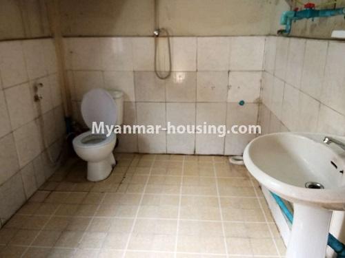 မြန်မာအိမ်ခြံမြေ - ငှားရန် property - No.3986 - မုဒိသာအိမ်ရာ(၂)တွင် ဈေးနှုန်းချိုသာသည့် အခန်းတစ်ခန်း ဌားရန် ရှိသည်။View of the Toilet and Bathroom
