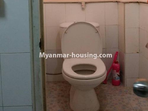 ミャンマー不動産 - 賃貸物件 - No.3996 - An apartment for rent in Shwe Ohn Pin Housing - View of Toilet