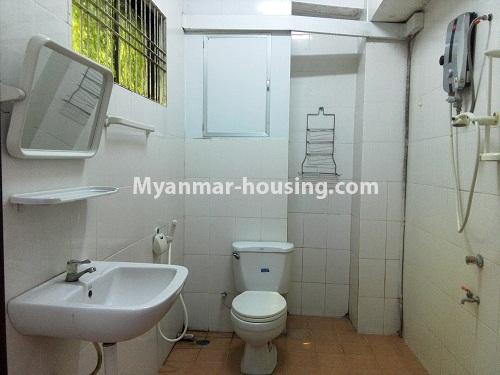 မြန်မာအိမ်ခြံမြေ - ငှားရန် property - No.3997 - လမ်းမတော်မြို့နယ်တွင် ကွန်ဒိုခန်းကောင်းတစ်ခန်းဌားရန် ရှိသည်။View of the Toilet and Bathroom