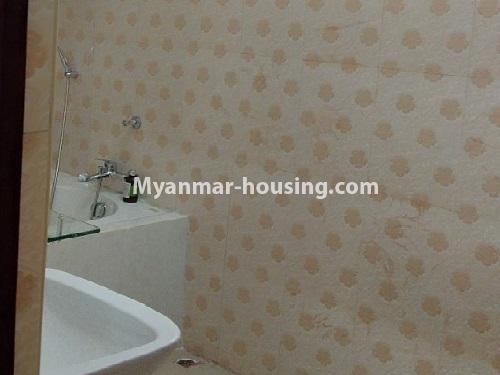 မြန်မာအိမ်ခြံမြေ - ငှားရန် property - No.4012 - လှိုင်မြို့နယ်တွင် ကွန်ဒိုခန်းငှါးရန်ရှိသည်။ - bathroom