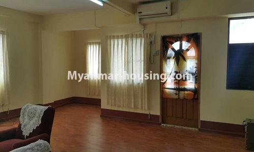 ミャンマー不動産 - 賃貸物件 - No.4026 - Large and clean room for rent in Yae Kyaw, Pazundaung! - View of the inside.