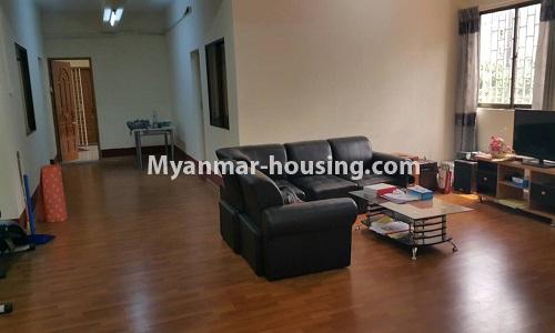 မြန်မာအိမ်ခြံမြေ - ငှားရန် property - No.4027 - ရေကျော်တွင် ပရိဘောဂပါသည့် အခန်းကျယ်တစ်ခန်း ငှါးရန်ရှိသည်။View of the living room.
