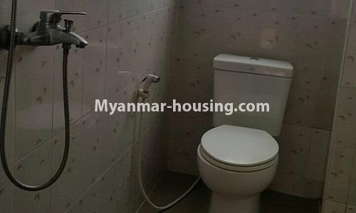 မြန်မာအိမ်ခြံမြေ - ငှားရန် property - No.4027 - ရေကျော်တွင် ပရိဘောဂပါသည့် အခန်းကျယ်တစ်ခန်း ငှါးရန်ရှိသည်။View of the toilet.