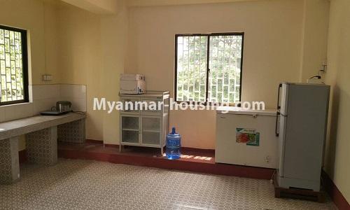 မြန်မာအိမ်ခြံမြေ - ငှားရန် property - No.4027 - ရေကျော်တွင် ပရိဘောဂပါသည့် အခန်းကျယ်တစ်ခန်း ငှါးရန်ရှိသည်။View of the kitchen room.