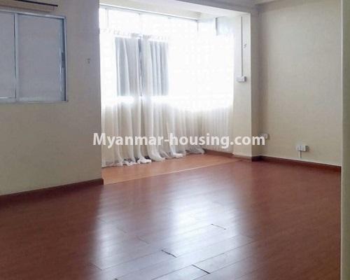 မြန်မာအိမ်ခြံမြေ - ငှားရန် property - No.4029 - ရန်ကုန် ဘူတာကြီးအနီးတွင် ကွန်ဒိုအခန်း တစ်ခန်း ငှားရန်ရှိသည်။ - living room