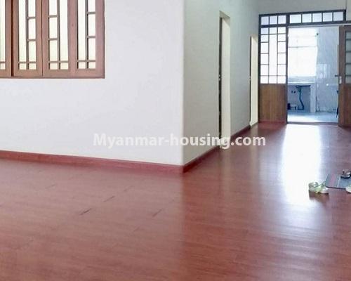 မြန်မာအိမ်ခြံမြေ - ငှားရန် property - No.4029 - ရန်ကုန် ဘူတာကြီးအနီးတွင် ကွန်ဒိုအခန်း တစ်ခန်း ငှားရန်ရှိသည်။living room