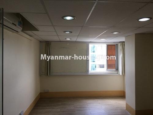 မြန်မာအိမ်ခြံမြေ - ငှားရန် property - No.4032 - ဗိုလ်အောင်ကျော်လမ်းတွင် ရုံးခန်းဖွင့်ရန်ကောင်းသည့် ကွန်ဒိုအခန်းကျယ် တစ်ခန်းငှါးရန်ရှိသည်။master bedroom