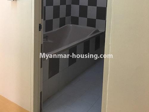 မြန်မာအိမ်ခြံမြေ - ငှားရန် property - No.4032 - ဗိုလ်အောင်ကျော်လမ်းတွင် ရုံးခန်းဖွင့်ရန်ကောင်းသည့် ကွန်ဒိုအခန်းကျယ် တစ်ခန်းငှါးရန်ရှိသည်။bathroom