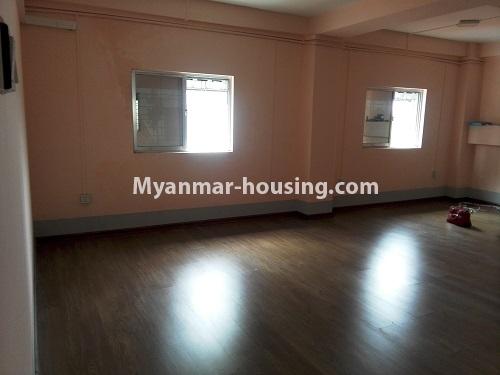 မြန်မာအိမ်ခြံမြေ - ငှားရန် property - No.4037 - တောင်ဥက္ကလာတွင် တိုက်ခန်းငှါးရန်ရှိသည်။living room