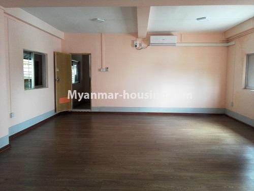 မြန်မာအိမ်ခြံမြေ - ငှားရန် property - No.4037 - တောင်ဥက္ကလာတွင် တိုက်ခန်းငှါးရန်ရှိသည်။living room