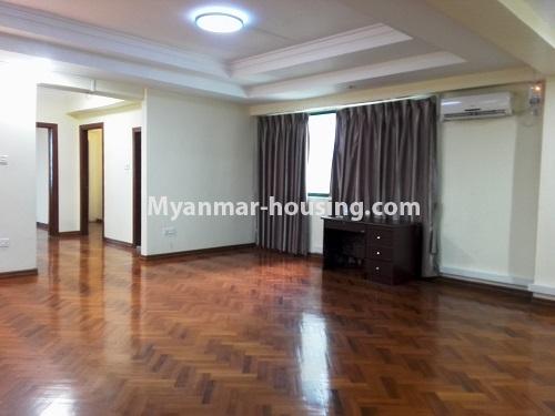 မြန်မာအိမ်ခြံမြေ - ငှားရန် property - No.4038 - ပုလဲကွန်ဒိုတွင် ရှုခင်းကောင်းသော အခန်းတစ်ခန်းငှါးရန်ရှိသည်။living room